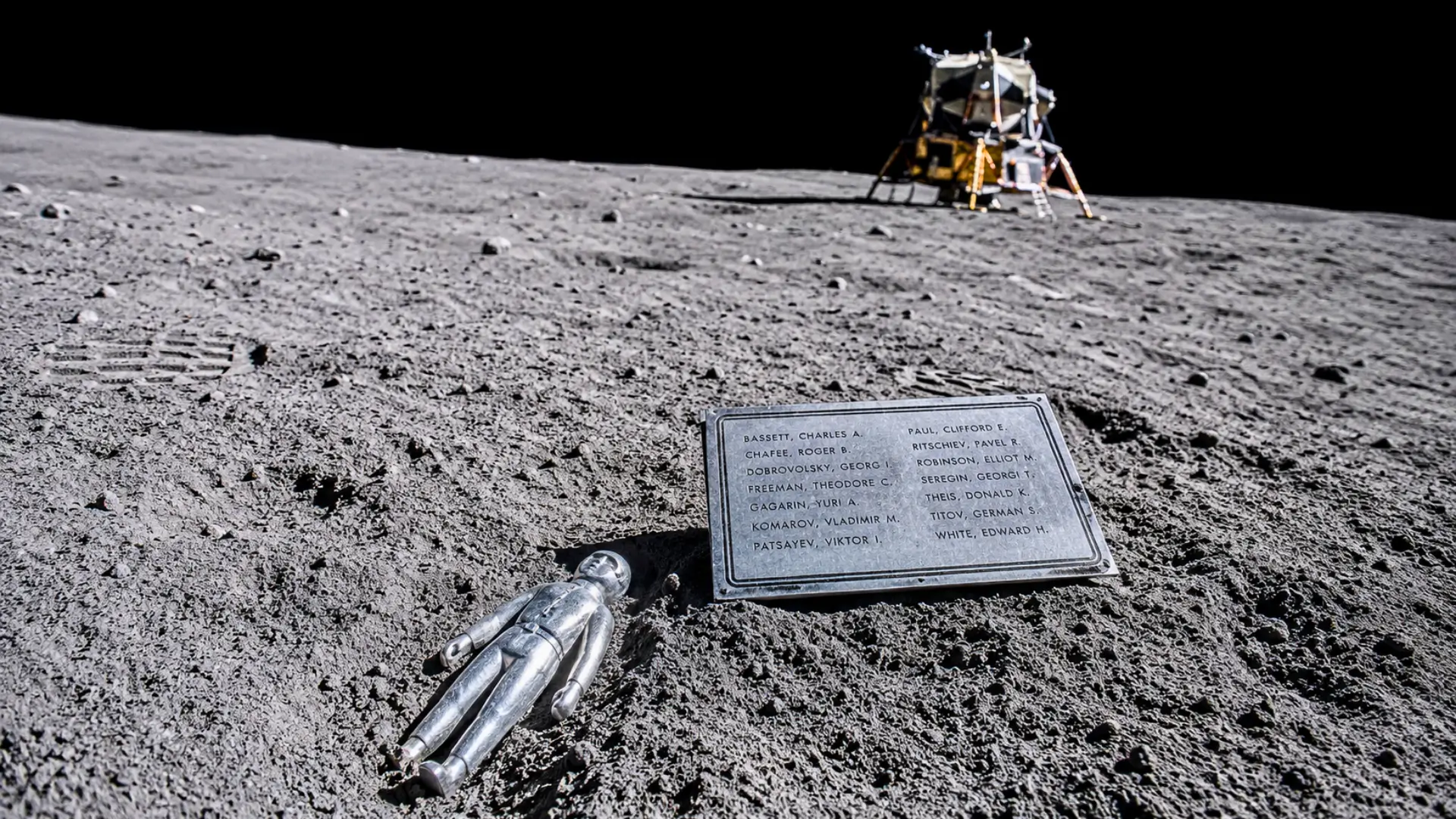 La sculpture Fallen Astronaut et sa plaque commémorative posées dans la poussière lunaire près du module Apollo 15.