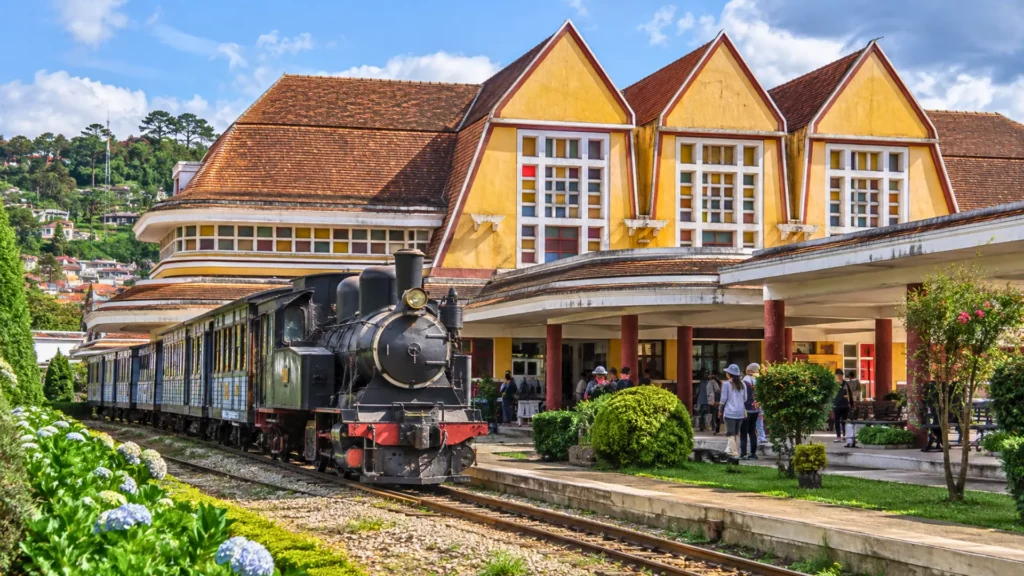 Train touristique devant la gare Art déco de Đà Lạt au Vietnam
