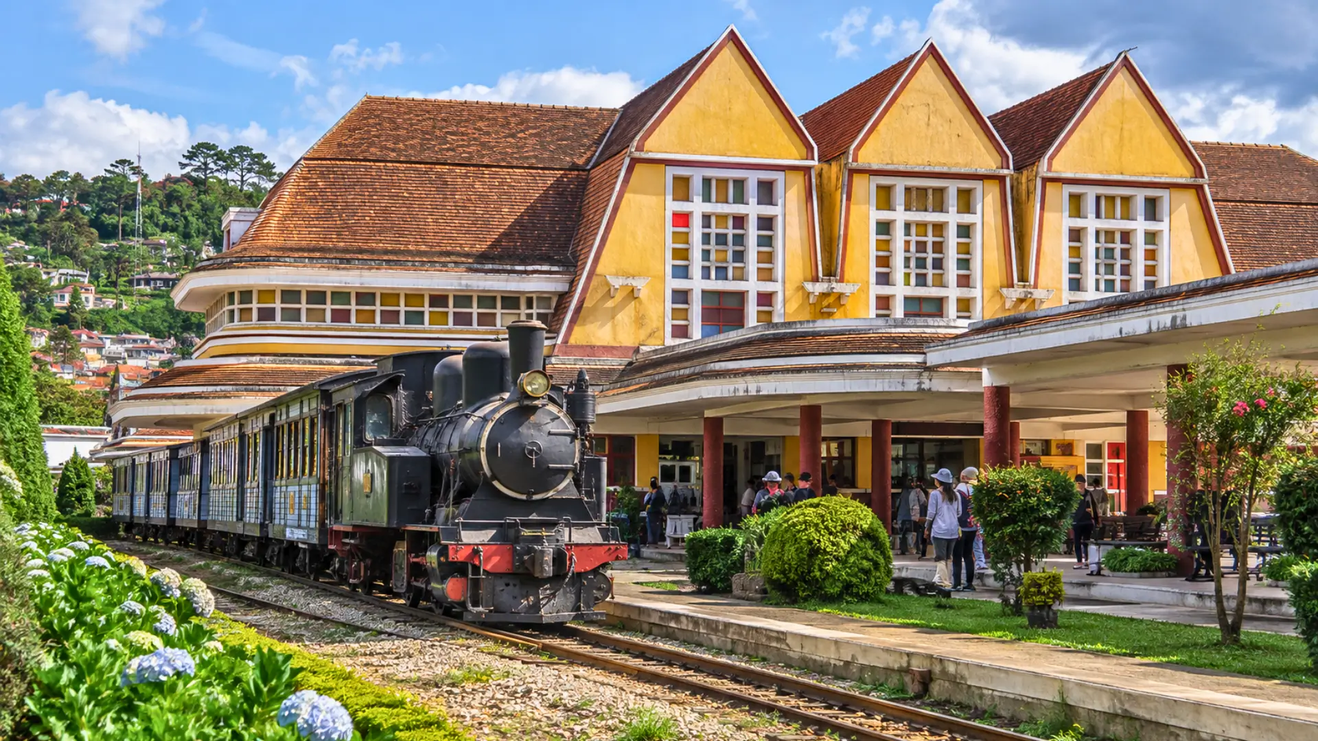 Train touristique devant la gare Art déco de Đà Lạt au Vietnam