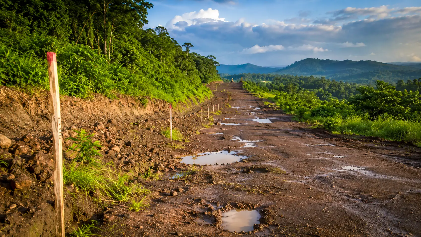 Une piste boueuse inachevée traverse la végétation tropicale du Nicaragua, vestige du gigantesque projet de canal interocéanique.