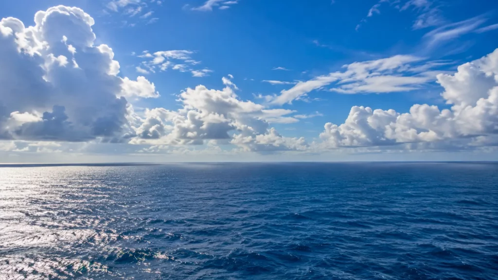 Océan Atlantique sous un ciel tropical nuageux pendant une saison cyclonique exceptionnellement calme en 2026.
