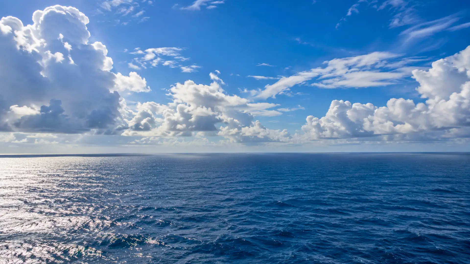 Océan Atlantique sous un ciel tropical nuageux pendant une saison cyclonique exceptionnellement calme en 2026.