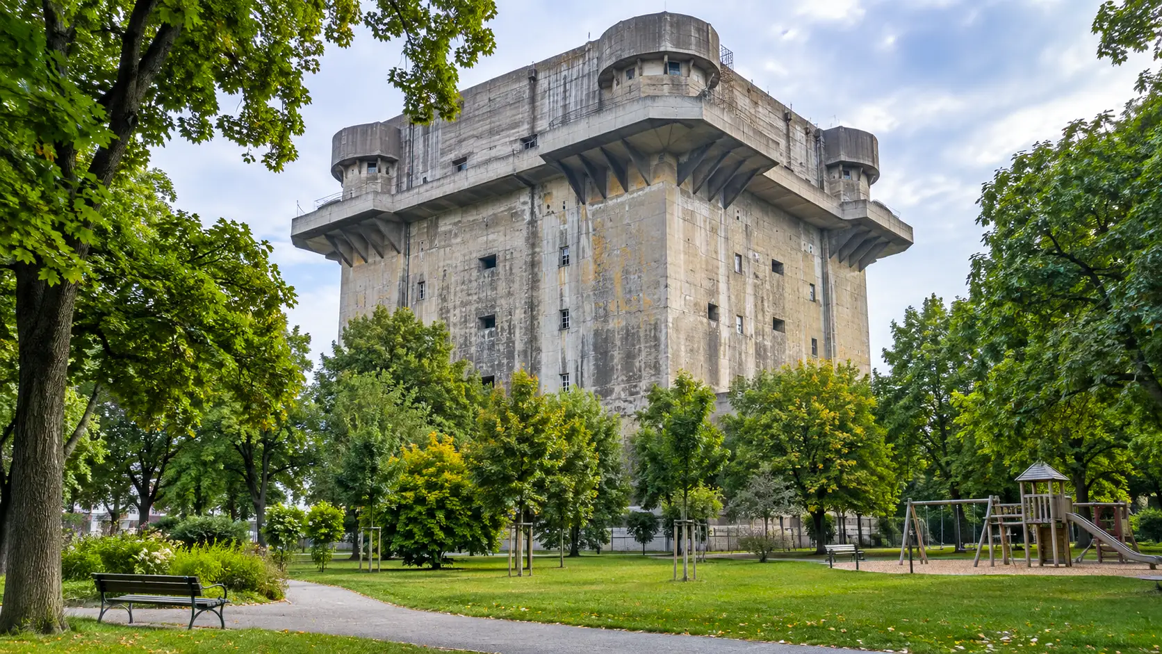 La massive G-Turm en béton domine les arbres et pelouses de l’Arenbergpark à Vienne.