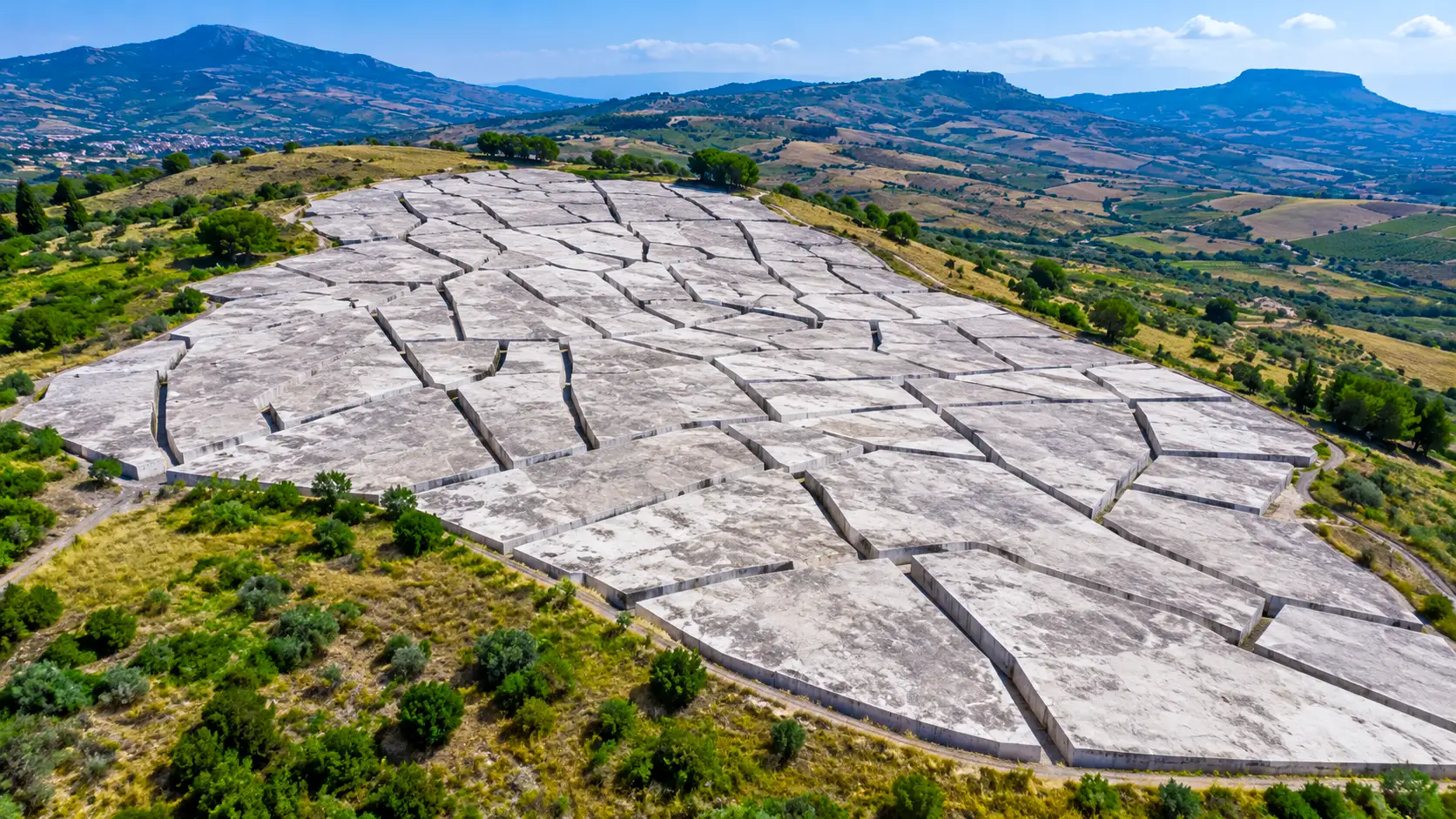 Vue aérienne du Grande Cretto blanc couvrant les ruines de Gibellina en Sicile.