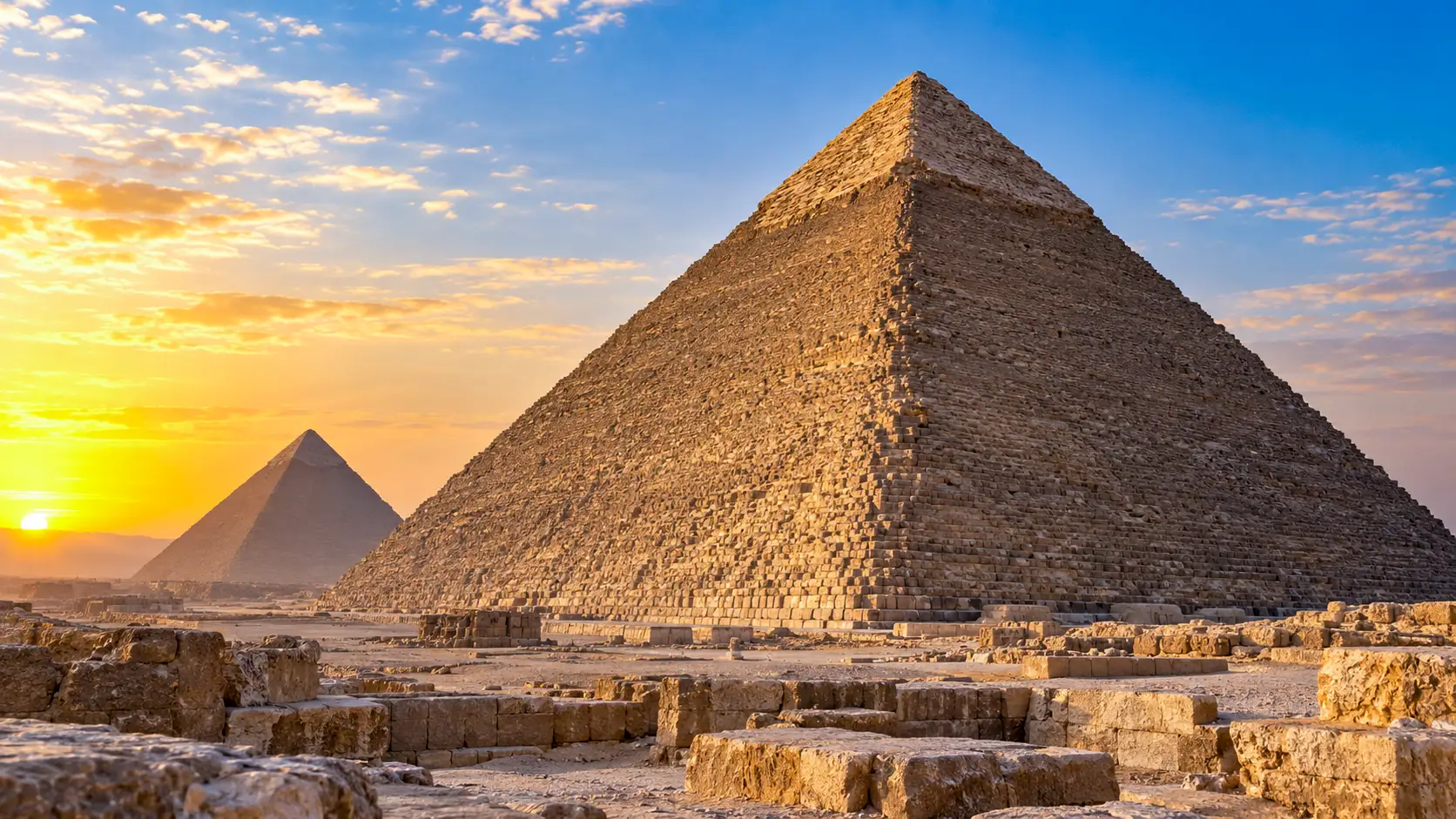La Grande Pyramide de Khéops sur le plateau de Gizeh au coucher du soleil.