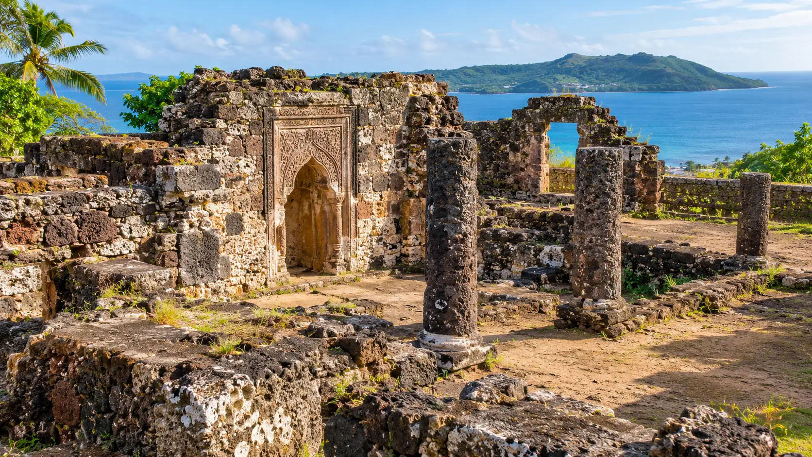 Ruines de l’ancienne mosquée de Tsingoni face au lagon de Mayotte